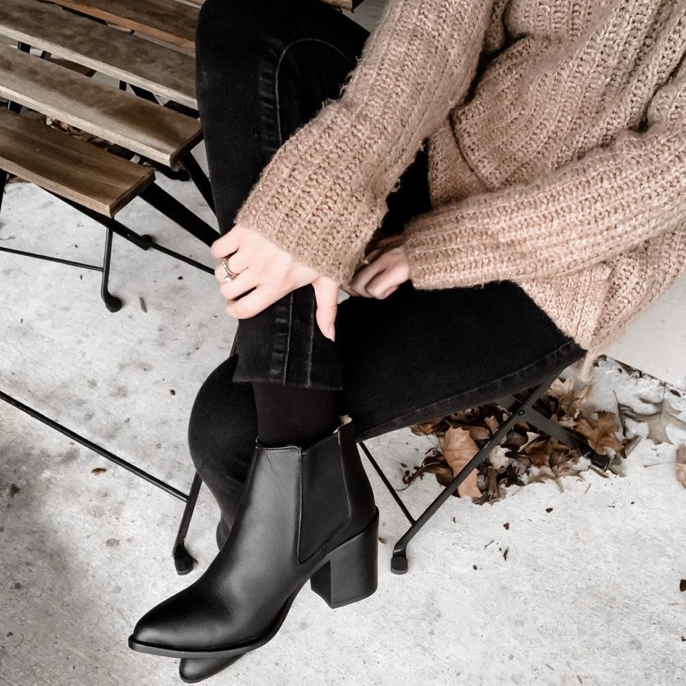 Nisolo Leather Chelsea Boot in Black Size 6.5